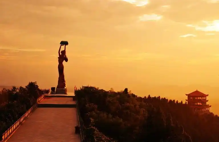 上一页 下一页 作品名称: 娲山夕辉  作品描述: 竹山县女娲山风景区