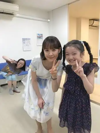 こ先生ことトリンドル玲奈さんと エミちゃんこと西泽爱菜ちゃんのツ