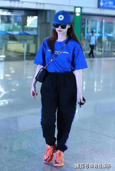 戚薇蓝色穿搭大合集,5把扇子插头上太惊艳,连耳朵都不放过_衣服