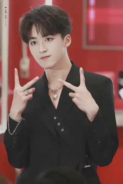 何洛洛线下活动造型黑色真空西装搭配爱心项链