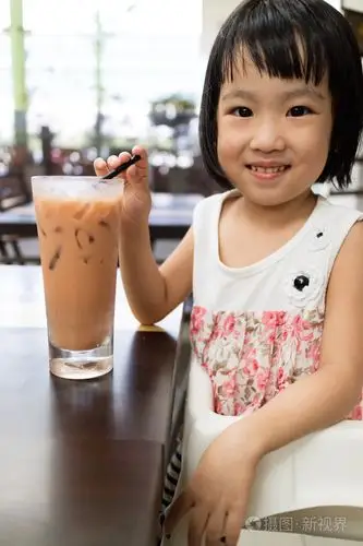 亚洲中国小女孩喝冰奶茶
