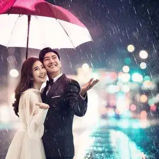 岁月如歌 雨中给你打伞的人