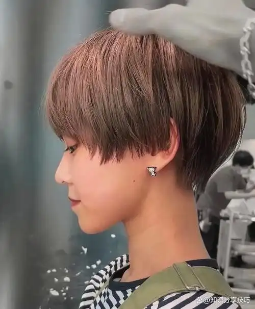 在寒冷的冬天,一款甜美的短发发型不仅可以增添你的俏皮可爱气质,还能