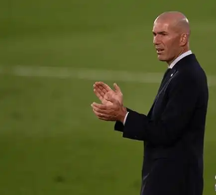 导演齐达内正在慎重考虑以队长身份回归._教练_报价_年薪