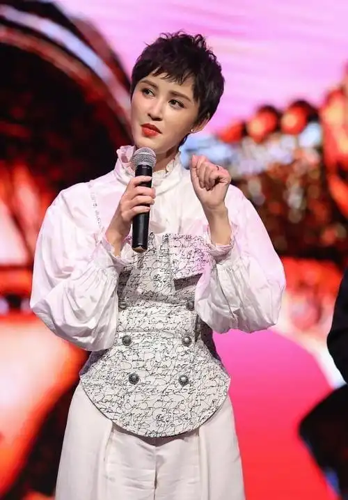 短发的张歆艺利落又潇洒,吊带套在衬衫外面穿,复古又霸气