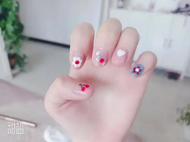 在指甲上涂一层亮甲油,保护指甲;2风干后(烤干后)上两层粉色指