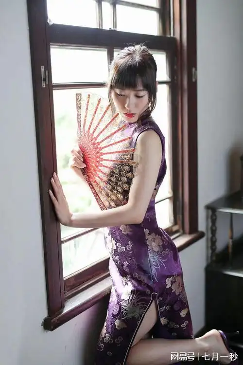 日本美女高开叉旗袍