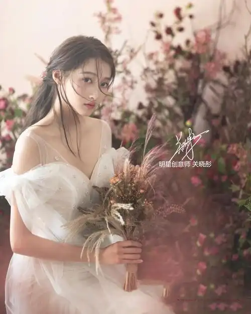 关晓彤婚纱造型曝光俏皮性感转换自如