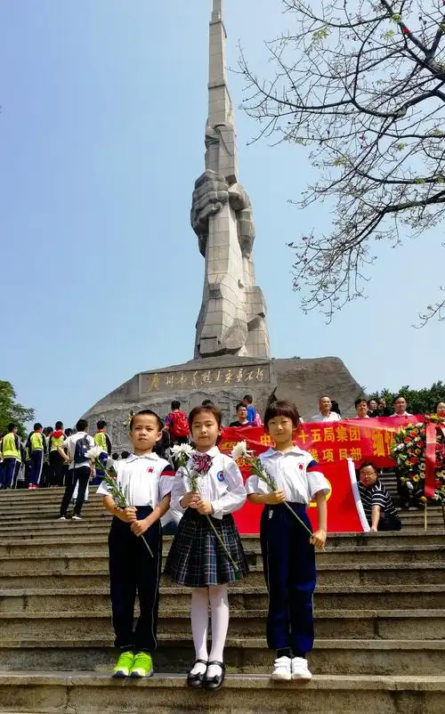 广州开发区第二小学北校区一(4)班3名同学清明节于广州起义烈士陵园