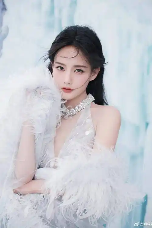 赵露思近照美爆全网:内娱普女脸居然变豪门千金颜!_金鹤_化妆_女明星