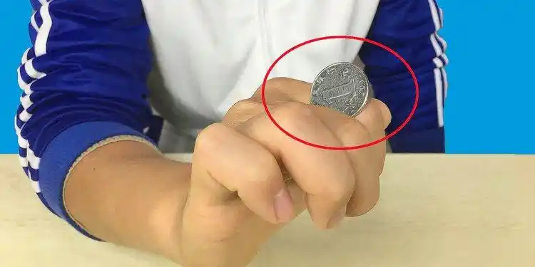 魔术教学:单手滚硬币!简单又帅气的手法,餐桌上去骗朋友玩