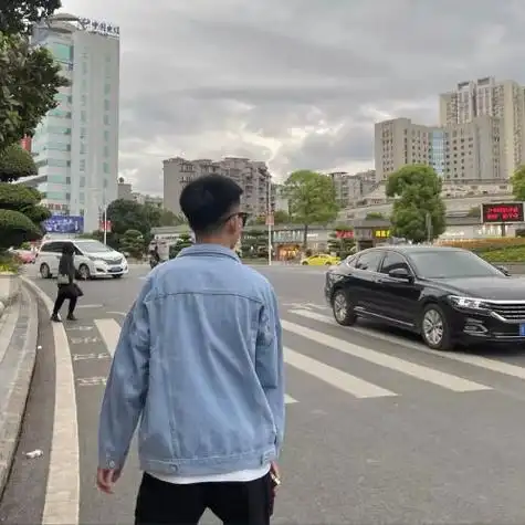 特别好看贴近现实的帅哥生活照头像真实成熟稳重