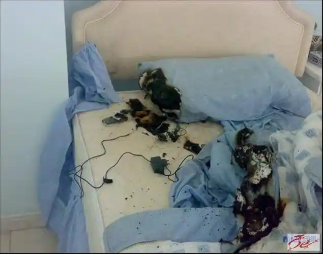 他的父母冲进房间,发现他已失去了意识,心跳微弱,手指烧焦.