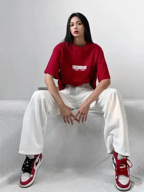 搭配宽松白色牛仔裤一套简约时髦的红白穿搭我太爱了!