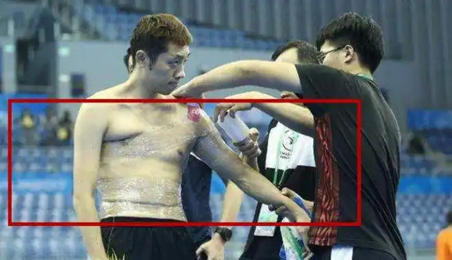 张继科和马龙这样的球员肌肉发达,腹肌明显,核心力量很强,身上几乎没