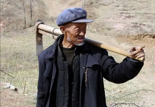 农村老人七八十岁还在做事,究竟是什么情况?