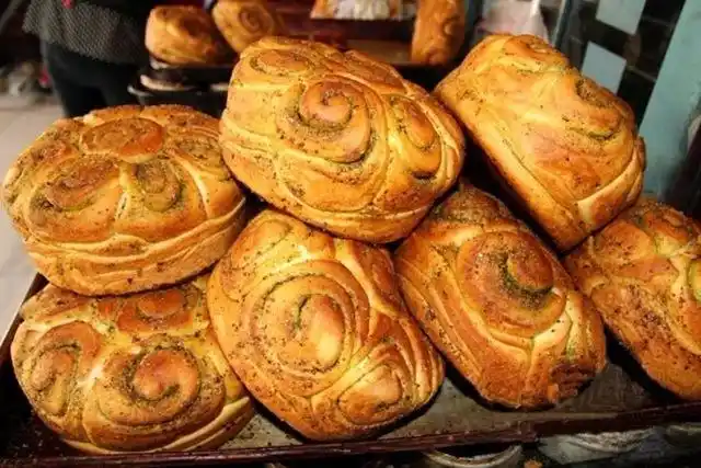 保安族—炕锅馍馍 保安族也多爱面食 吃时把馍馍放火中烤熟,别有番