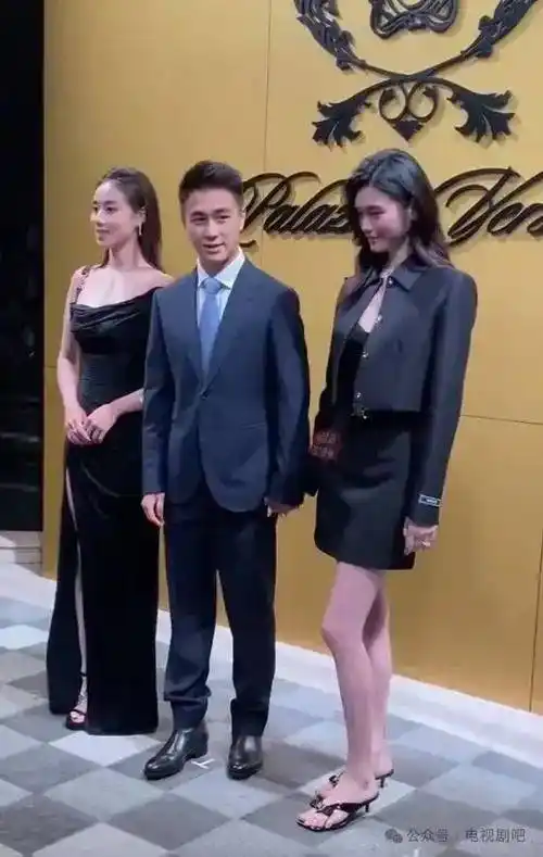 奚梦瑶夫妇亮相活动 何猷君一路牵着老婆不撒手_何献君_老公_来源