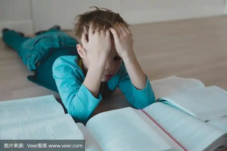 小男孩厌倦了阅读,孩子有太多的家庭作业