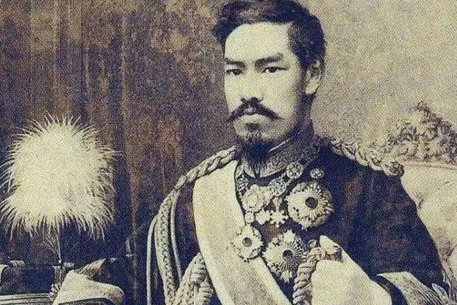 日本天皇活成了一个笑话大臣怕丢脸不让他在公开场合露面