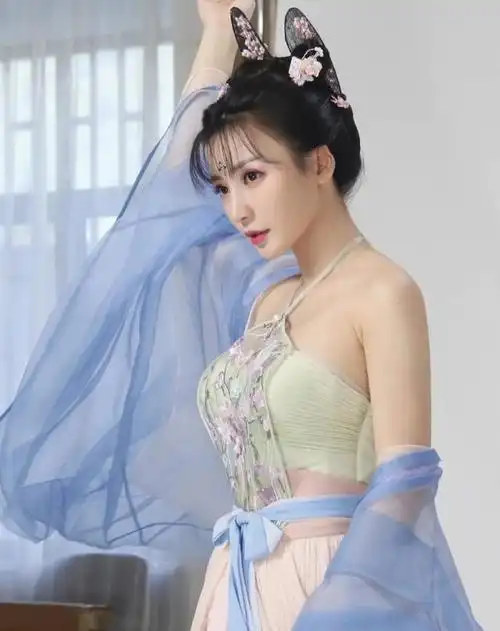 遇到的最大偏见,就是大家老爱把她想象成那种穿着泳装满大街溜达的人