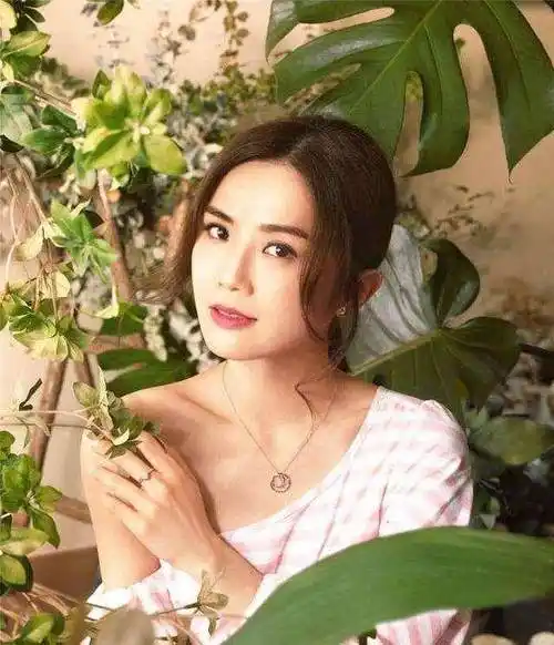 原创被郑中基分手情断陈伟霆为百亿富豪冻卵的阿sa今怎样了