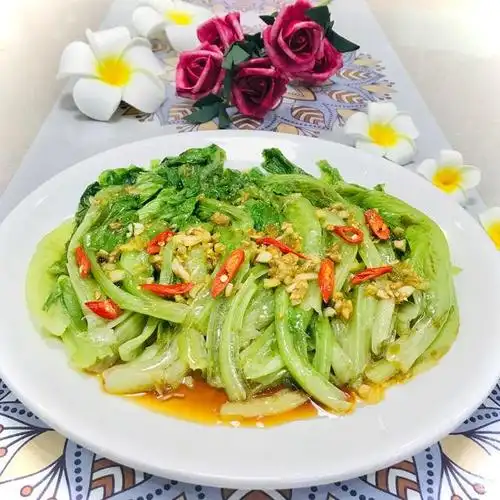 油淋生菜,看起来色泽诱人,吃起来也是爽口不已