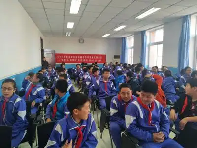 中心与香厂路小学联合开展宪法日活动