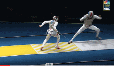 笑喷击剑运动员比赛中手机摔落看呆对手gif