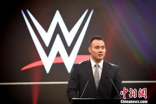 wwe中国摔跤选手王彬致词. 金琦 摄