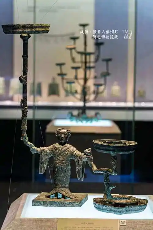战国·银首人俑铜灯
