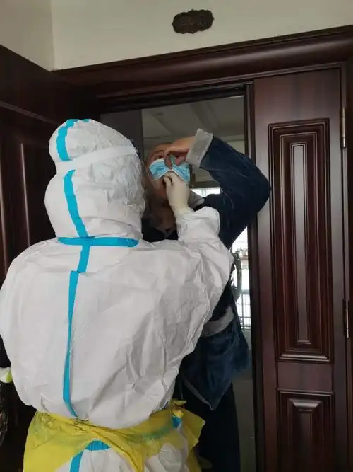 凤台县缪郢社区对从外地返回的隔离人员进行核酸采样检测