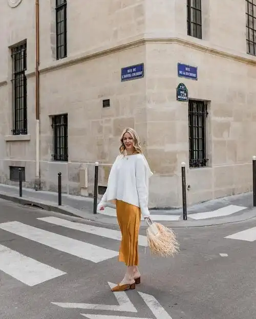 去看欧洲电影,发现法国人偏爱深v领,可以清晰露出脖颈和锁骨,还能凸显