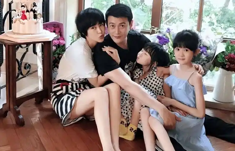 陆毅鲍蕾贴贴照!