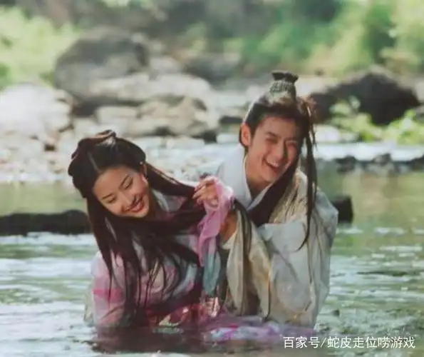 《天龙八部》旧照:刘亦菲与林志颖河中戏水,却不料被勒住喉咙?