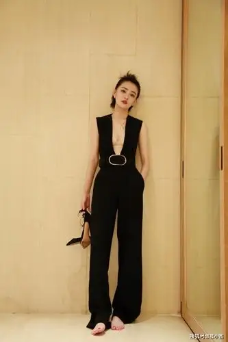 穿搭小tips对于微胖美眉来说也一样,越是身材丰盈越是要展现出腰身,珠