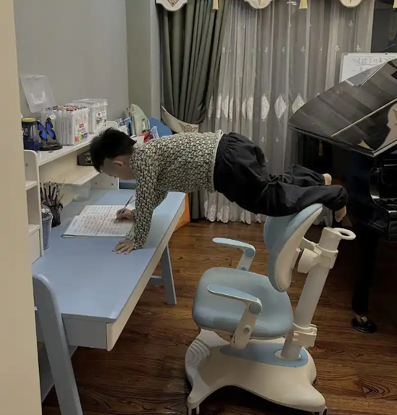 "气得直哆嗦",小学生写作业姿势走红,家长直言打不得骂不得