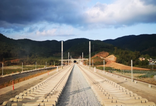 中老铁路国内段全线控制性工程玉磨铁路勐养隧道贯通