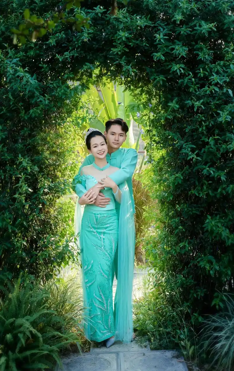 傣装婚纱照来了解一下#婚纱照风格推荐 #傣装系列 #民族风 - 抖音