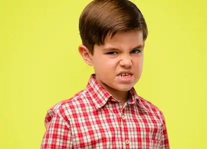 的眼睛愤怒和压力皱眉脸不满, 恼火和恼火, 表示愤怒的黄色背景照片