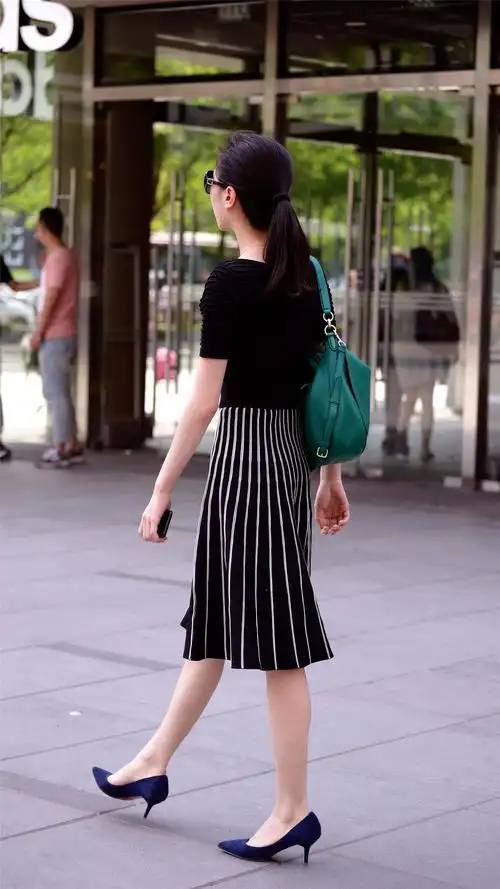 美女走路这么优雅,不仅仅是因为她的搭配,还有她的身材