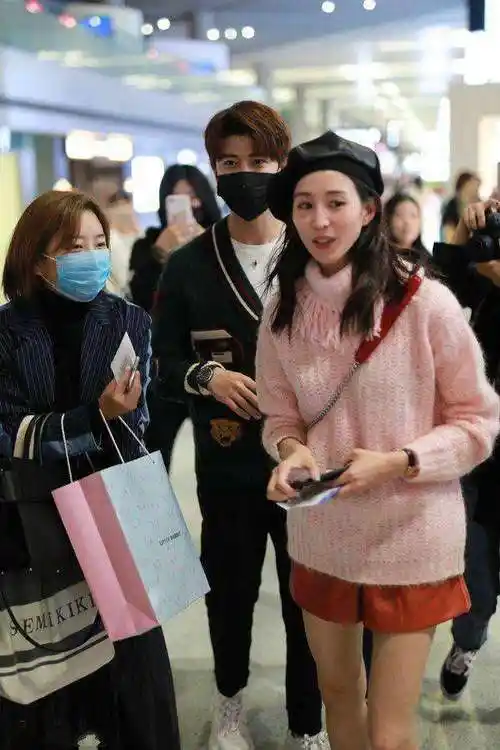 "海兰"张钧甯机场开怀大笑, 网友: 还穿红袜子呢?