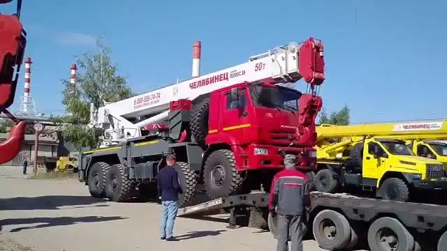 俄罗斯的50吨大吊车看着真霸气,难得一见!
