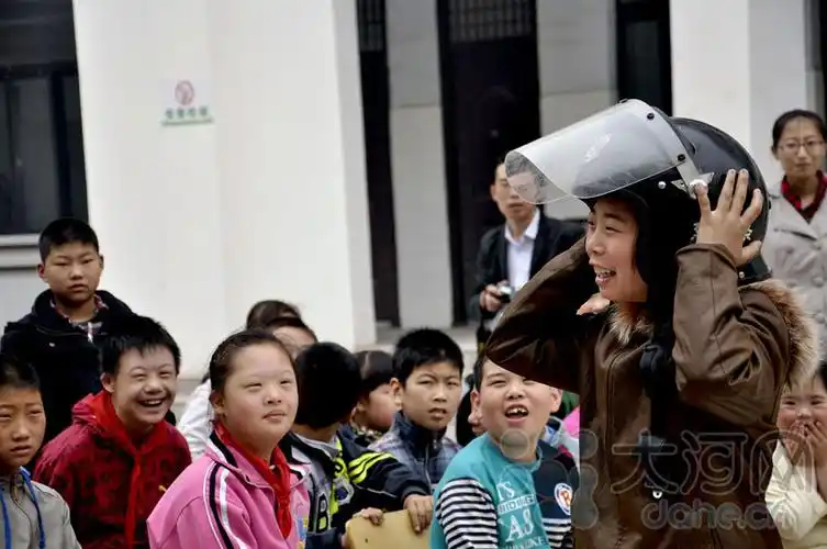 特警队员进小学 教智障孩子如何自我保护