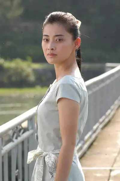 即使面对前夫鄢颇的出轨,梅婷仍能撑下去,直到10年,梅婷患了大叶性