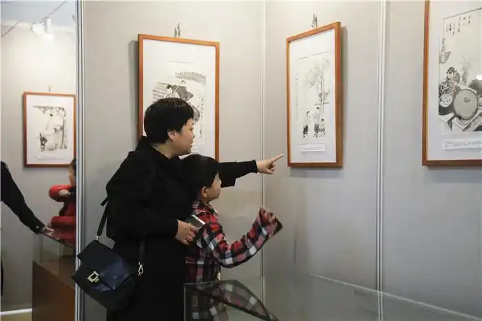 观看画展的观众.记者 杨雨熹 摄