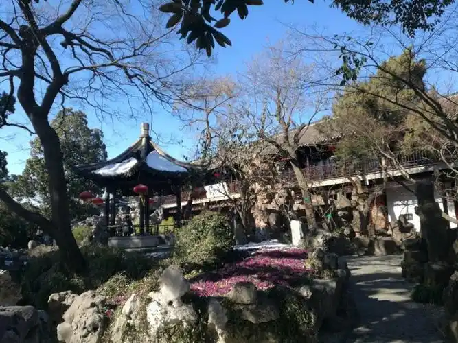 在扬州的个园中有一个清漪亭,清漪亭位于个园中的四季园内,她位于