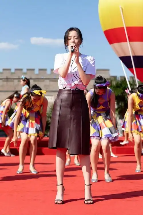 张靓颖厉害了把别人不敢穿的皮衣穿出了时尚感这衣品不得了