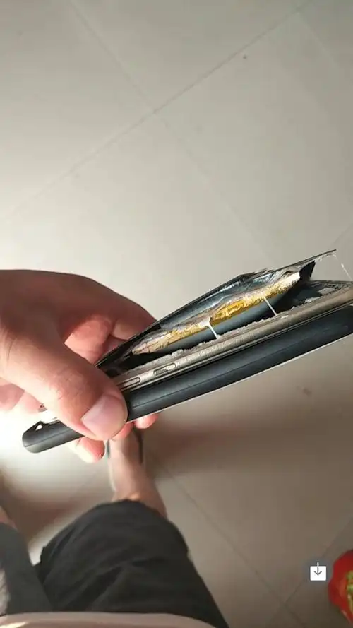 我在拼多多平台买了一块电池正常充电时电池鼓包导致手机后壳破裂前