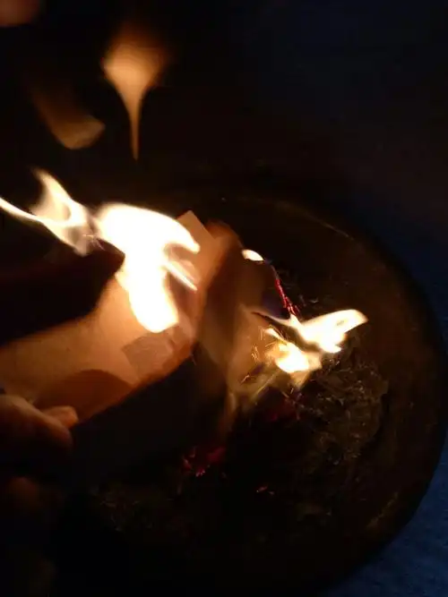 春节烧银纸是为了祭拜祖先,祈求新的一年财运多多,生意兴隆,钱包鼓鼓.